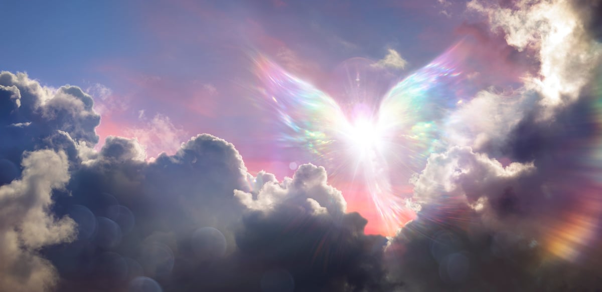 Luz divina y energía angelical representando guía espiritual y conexión celestial